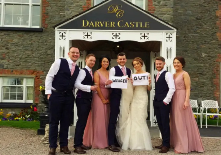 Kampaň WENGER OUT pronikla i na svatbu! Nejbláznivější protesty fanoušků Arsenalu