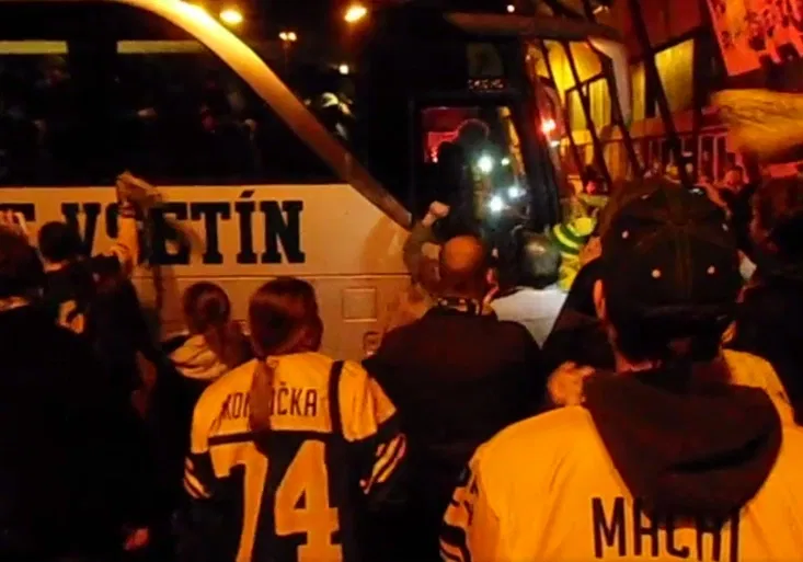 Postupová euforie! Hokejisty Vsetína vítali fanoušci ve 3 hodiny ráno