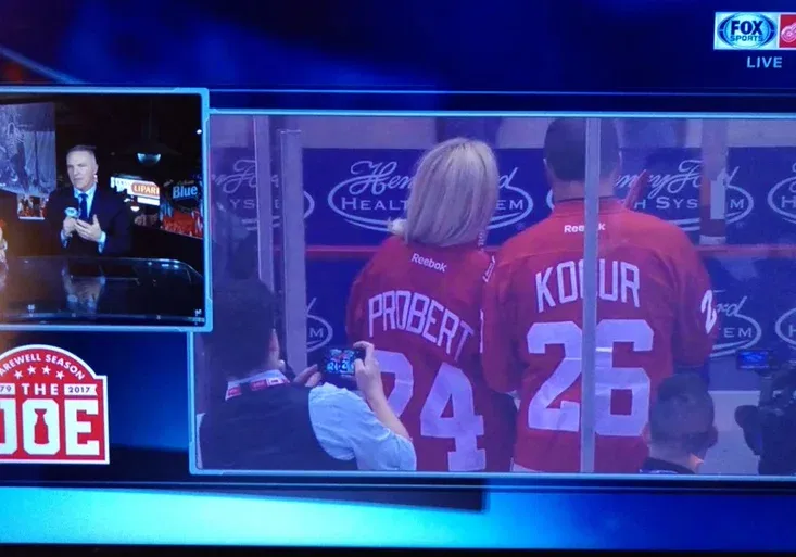 Rozlučka Detroitu s arénou byla dojemná i bizarní. Vdova rozsypala popel na trestné lavici