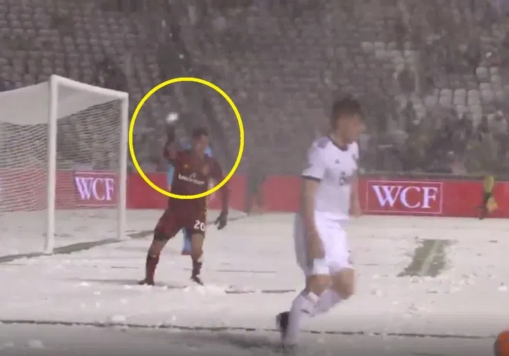 V Americe zasypal hřiště sníh! Hráči se během zápasu koulovali!