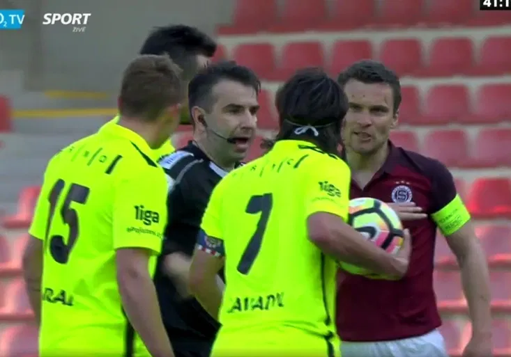 Další číslo letce Lafaty, nebo červená pro Zavadila? Nevídaná potyčka fotbalových „důchodců“!