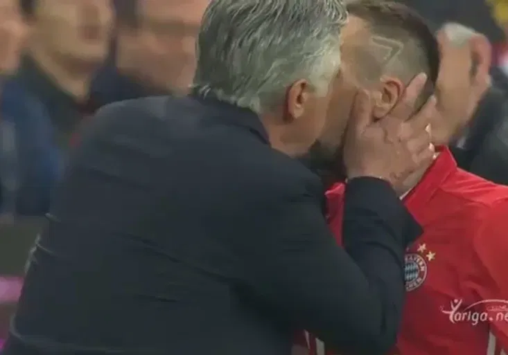 Ribérymu se nelíbilo střídání! Ancelotti ho ale okamžitě zchladil! POLIBKEM!