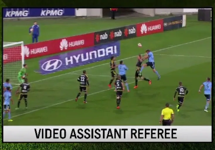 Proč to v Česku nejde? Video v Austrálii odhalilo „neviditelnou“ ruku, sudí pískl penaltu!