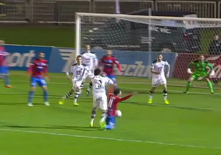 Petržela zase padal ve vápně! Kopala Plzeň penaltu v Hradci oprávněně?