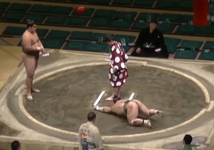 Brutální k. o. v SUMÓ! 110kilové monstrum předvedlo „kolos na hliněných nohou“!