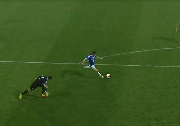 Nepozorný brankář hodil útočníkovi míč před prázdnou branku a vyrobil kiks roku!