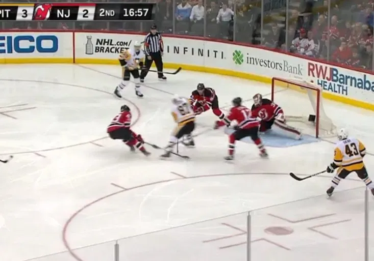 Má oči i vzadu? Crosby předvedl famózní přihrávku mezi nohama!