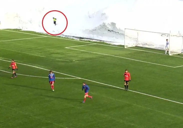 Polární fotbal: Diváci na sněhové tribuně, podavač zdolával ledovou horu