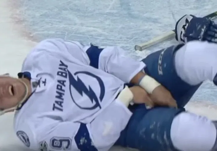 Zákeřný Marchand. Soupeř to hokejkou schytal do rozkroku i do obličeje