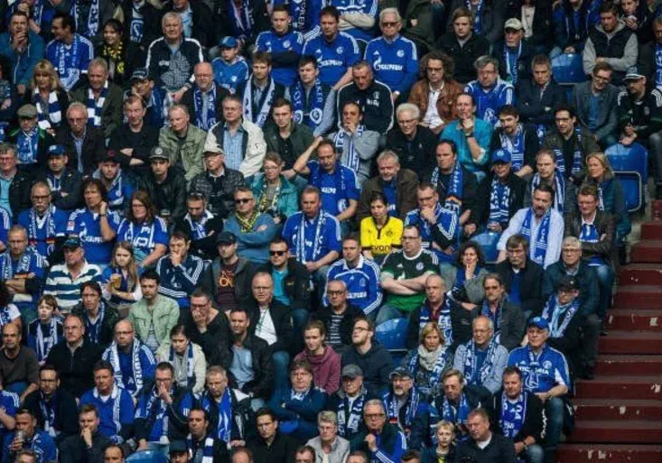 Fanynka Dortmundu v obklíčení! Bartra po ní vyhlásil pátrání. Našla se?