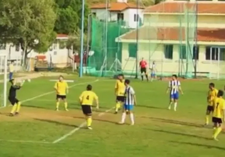 Štěstí jako blázen! Nejbolestivější gól roku aneb „Haluzák“ z fotbalového pralesa