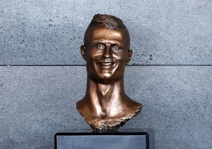 Soše Cristiana Ronalda se směje celý svět! Její autor už promluvil