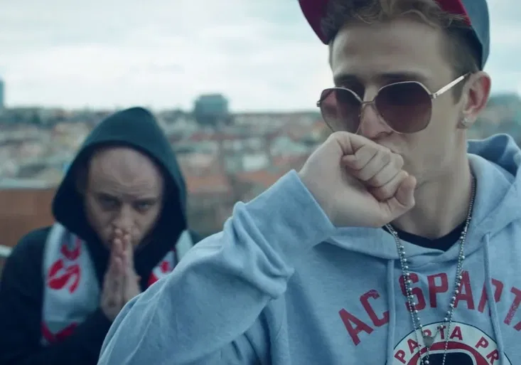 Dočky v Číně žere kočky! LAVI se slávistou Vojtaanem nazpíval luxusní DERBY Song!