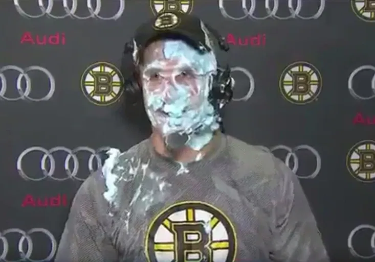 Pastrňák osladil spoluhráči z Bostonu první gól v NHL! Co mu provedl?