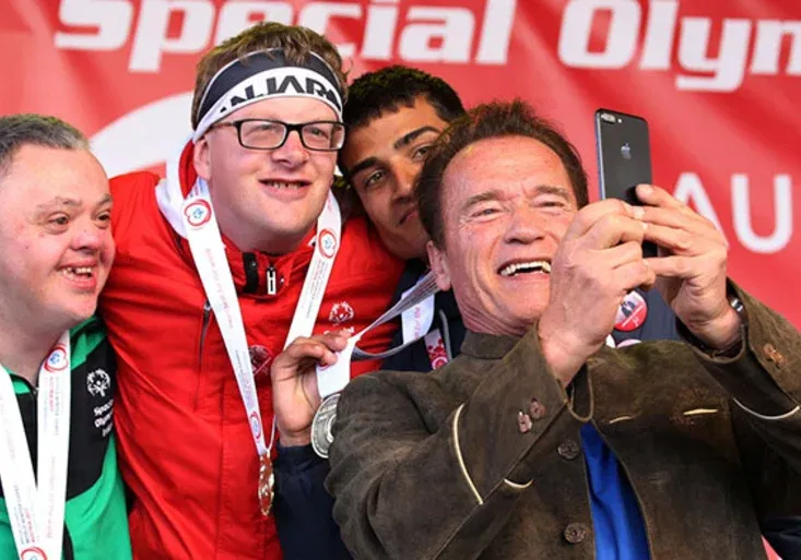 Arnold Schwarzenegger se s tím nepáře. Jak setřel trolla, který si utahoval ze Speciální olympiády?