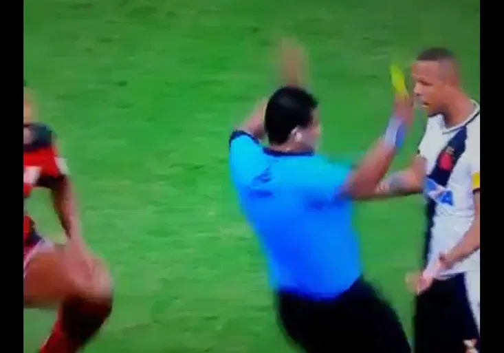 Rozhodčí simuloval a pak za to hráče vyloučil! Komedie z Brazílie, jakou svět neviděl!