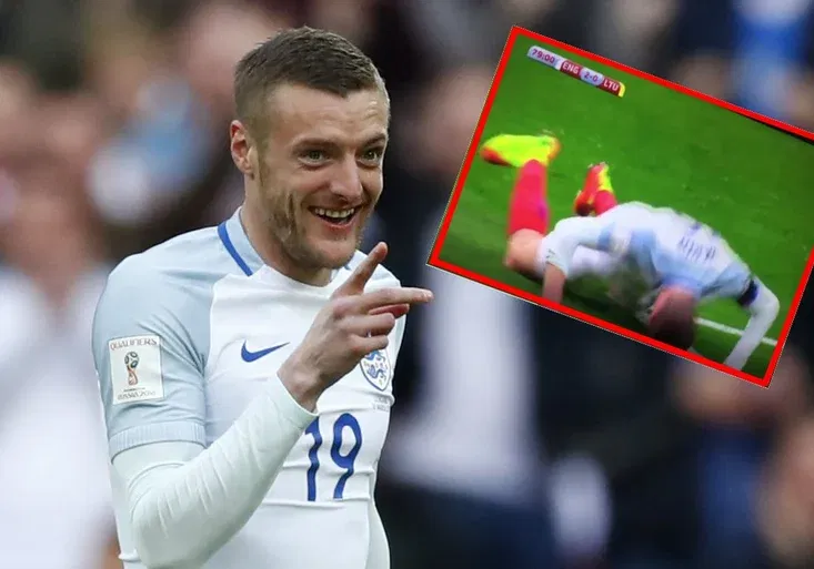 Co má Jamie Vardy za problém? Útočník Anglie si zase přímo na hřišti ubližoval!