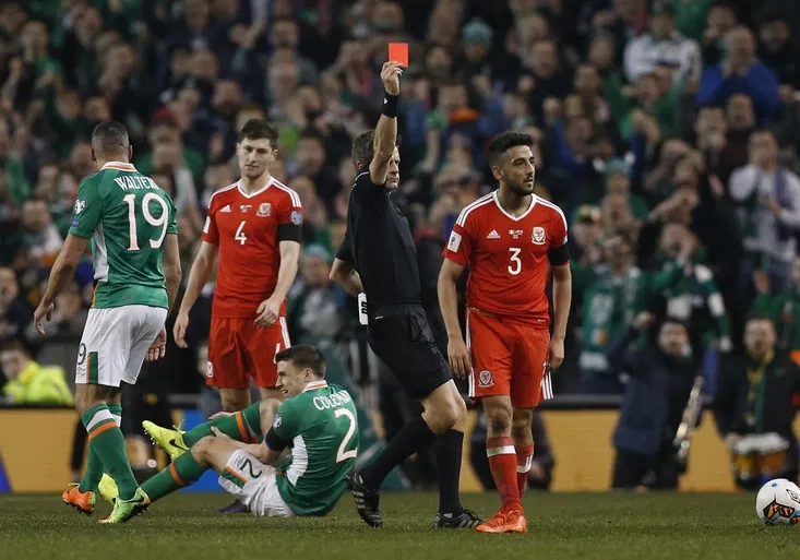 Šílenost! Velšan Taylor otřesným zákrokem zlomil nohu Irovi Colemanovi!