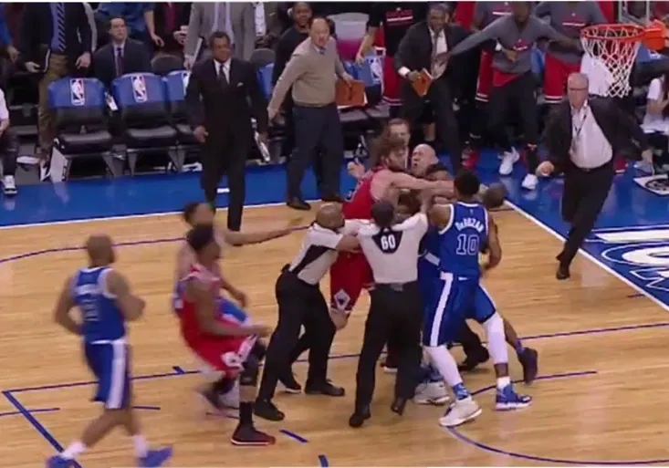 Pěsti v NBA! Slavnou soutěž okořenila největší bitka za 10 let