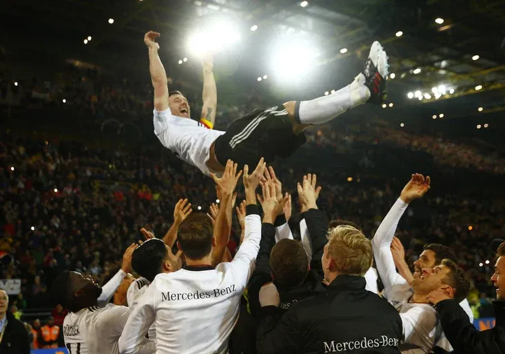 Princ Podolski se loučil jako král! Anglii dal parádní banán! Fans připravili luxusní choreo!