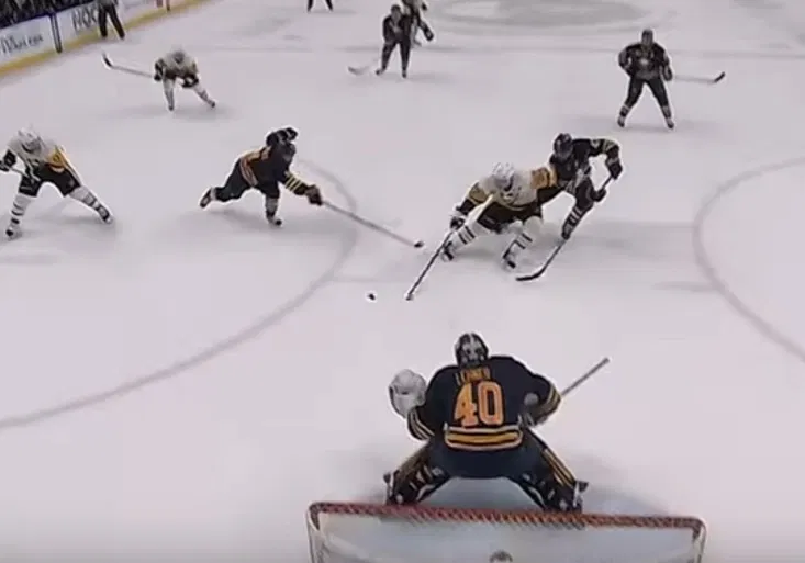 Jak to dokázal? Nad tímhle gólem Crosbyho fanoušci kroutí hlavou!