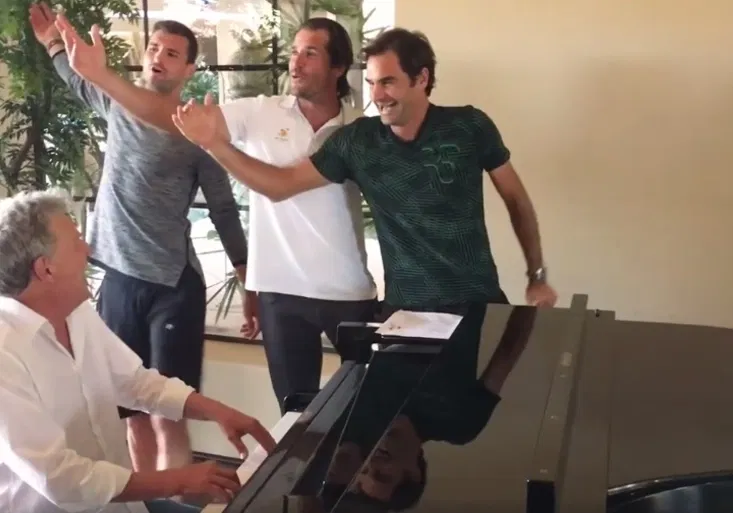 Roger Federer znovu zpíval a bavil. Tenhle song fanoušci milují!