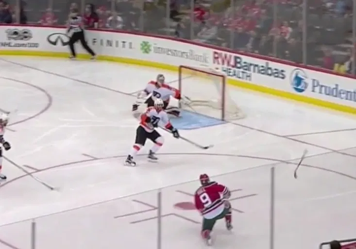 Ďábelský manévr. Hall zlomil hokejku, za pár vteřin skóroval s jinou!