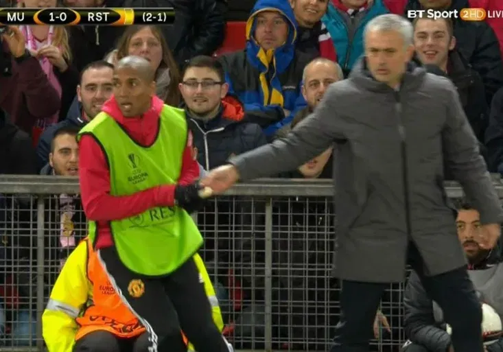 Svačina přímo na hřišti? Mourinho uspořádal banánovou štafetu a Rojo se najedl