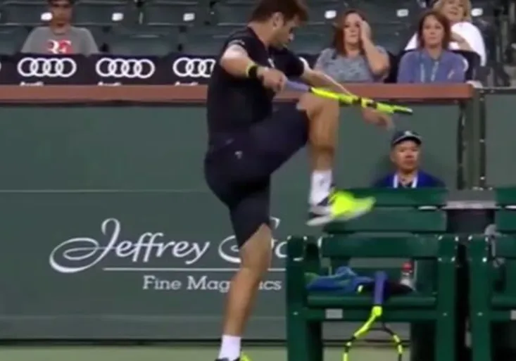 Nervičky? Jak tenista zlikvidoval za pár vteřin ČTYŘI rakety! Internet ho miluje