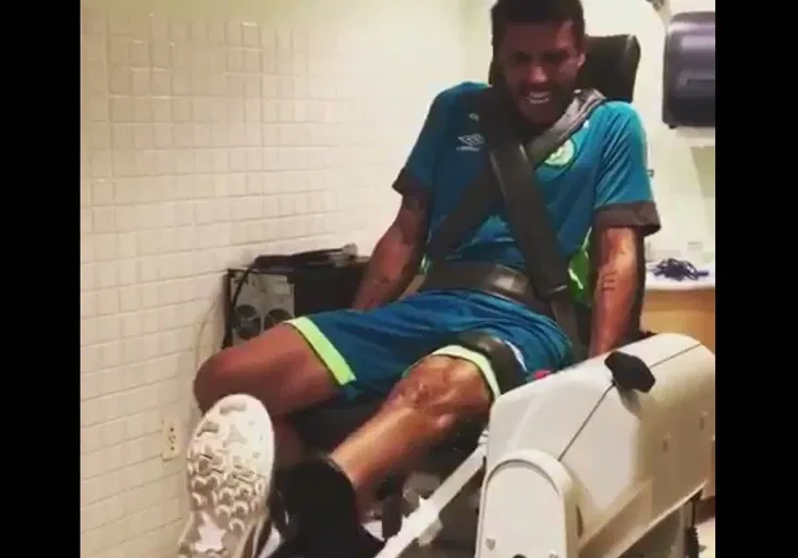 Neskutečné odhodlání! Záběry z tréninku hráče, co přežil pád letadla Chapecoense, dojaly internet!