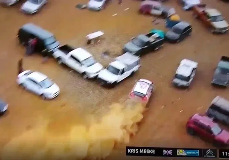 Komedie na rallye! Meeke v závodě WRC bloudil na parkovišti a málem přišel o vítězství!