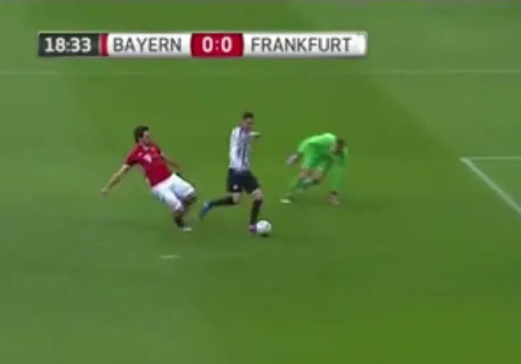 Famózní Hummelsova závora! Zákrokem roku zachránil jasnou branku! Je tohle víc než gól?