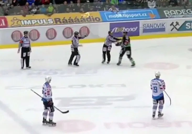 Hokejový Řepka! Štich z Boleslavi neustál vyloučení! Zaútočil na rozhodčího a rozsekal hokejku