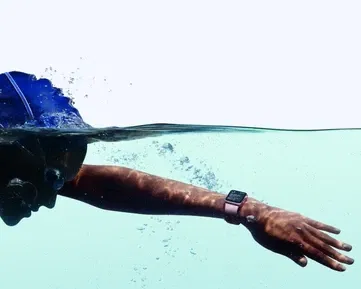 Apple Watch Series 2 brzy v nabídce O2. Jsou elegantní a nadchnou sportovce