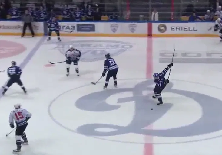 Neskutečný bomber! Hokejista v play-off KHL se DVAKRÁT trefil z půlky hřiště!