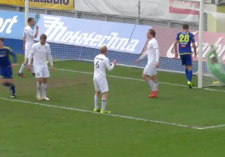 Bizarní vlastňák! Bývalý reprezentant Laštůvka si vhodil míč do branky. Pak se plácal v síti!