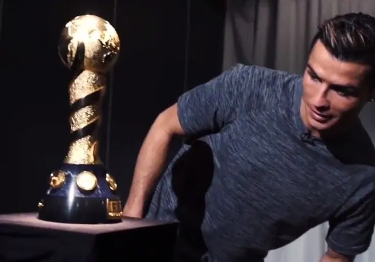 RONALDOVY tanečky kolem poháru. Portugalec prozradil, proč se této trofeje nedotkne!