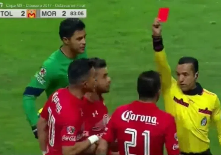 To nevymyslíš! Tři červené karty za minutu! Nevídaný mariáš se odehrál v Mexiku!