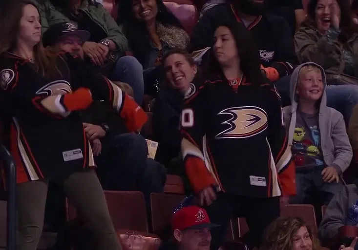 Nejvtipnější fanynky v NHL? Tenhle taneční souboj pobavil celý svět!