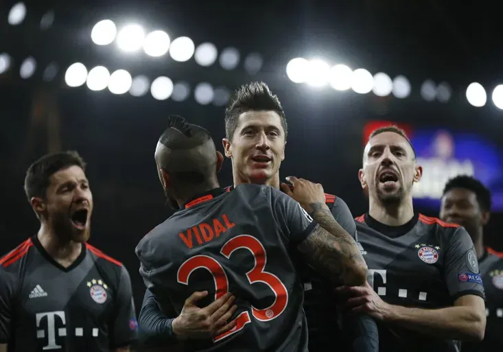 Další výprask! Bayern nadělil Arsenalu pět branek. Real si pohlídal postup přes Neapol