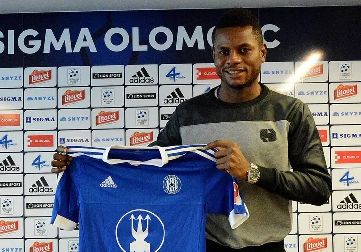 Nechutný incident ve 2. lize: Fotbalisté Sigmy ukončili děkovačku, fanoušci rasisticky uráželi hráče!