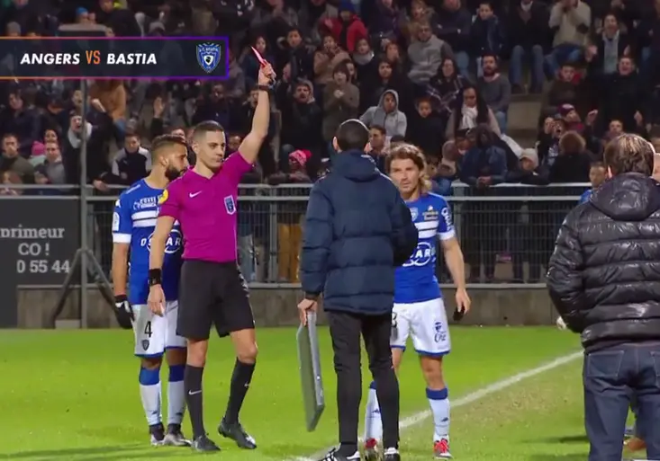 Nejbizarnější vyloučení, co jste viděli! Sudí provokoval s tabulí a francouzský Řepka šel ven!