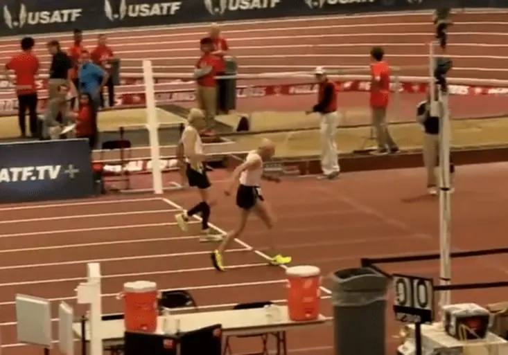 Obdivuhodné! Dva staříci, co mají dohromady skoro 200 let, si to rozdali ve sprintu! Rozhodl fotofiniš