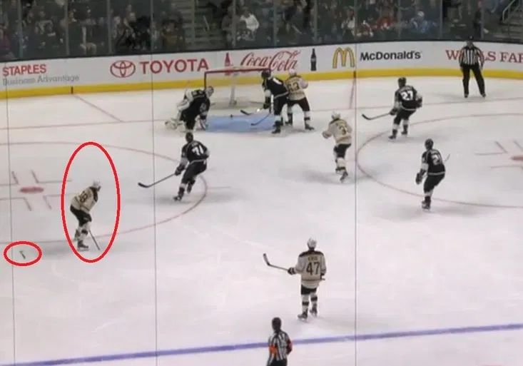 Neuvěřitelné! Pastrňák se v NHL trefil i se zlomenou hokejkou!