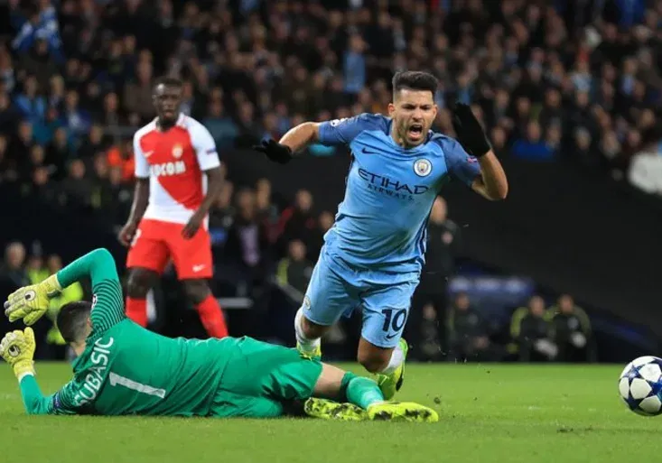 Padal Agüero moc brzo? Rozhodčí to za neodpískanou penaltu od fanoušků Citizens schytal!