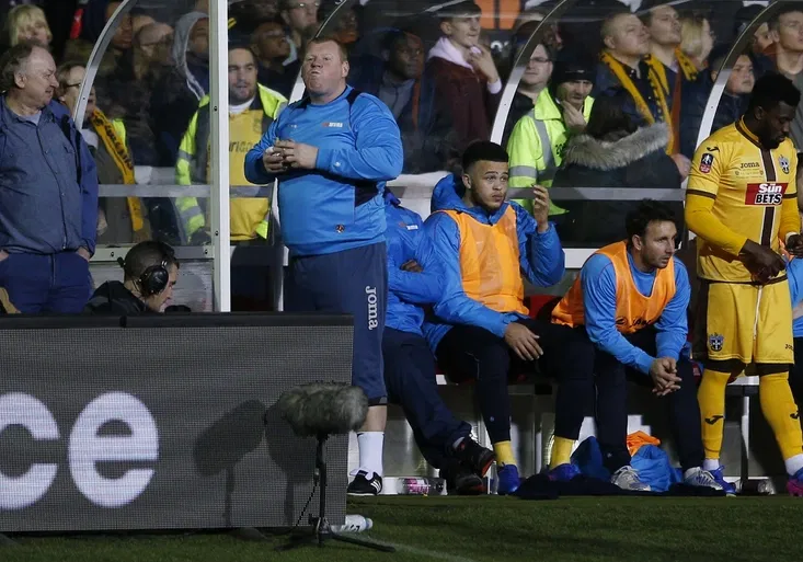 O poločase byl v baru, na lavičce se cpal. Obřího brankáře teď miluje celá Anglie!