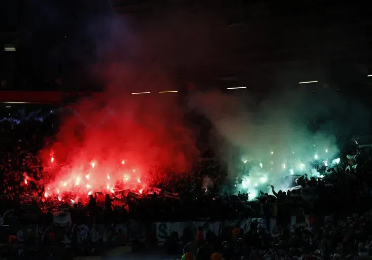 Francouzští fanoušci ovládli Manchester: úžasný chorál ve městě a pyro na Old Trafford!