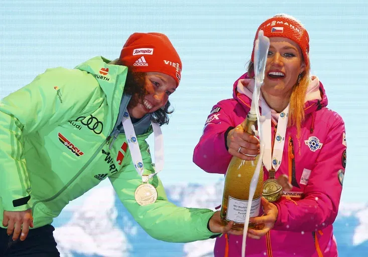 Ach, ta Gábina! Jak Koukalová při vyhlášení bizarně zápasila se šampusem? Pomohla až Němka!