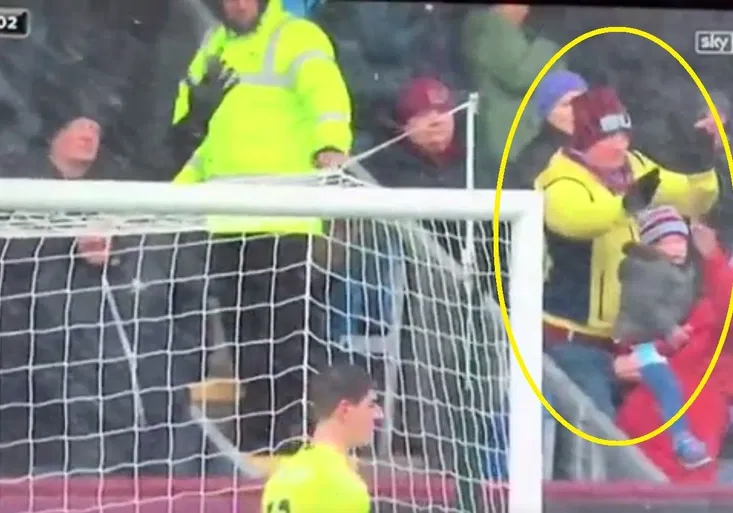 To byl hloupý nápad! Dítě v zápase Burnley s Chelsea zachránil pohotový fanoušek-hrdina!