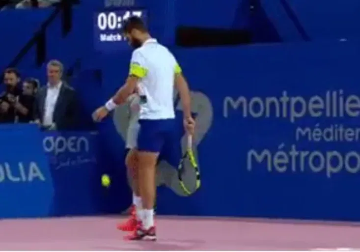 Uživil by se jako fotbalista? Pairovi vzdal soupeř po prvním gamu, tak bavil diváky jinak!